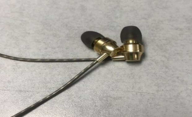 带音响的主机咋用耳机