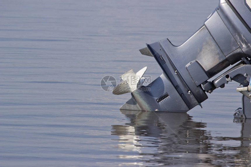 船用主机刚启动时敲缸