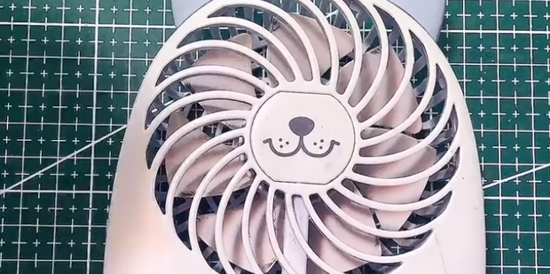 主机里的小风扇怎么拆开