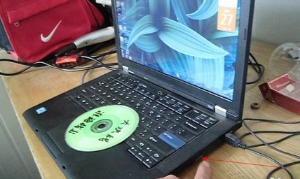 用电脑主机怎么放光盘