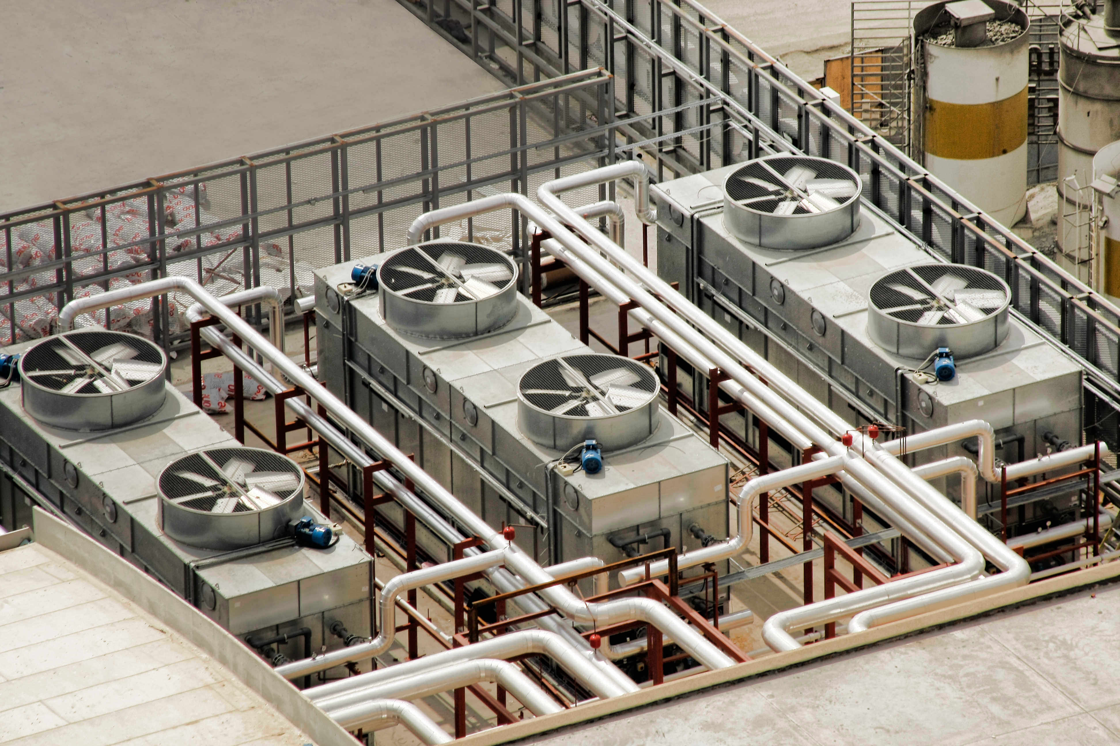 主机放天台冷却塔放一楼