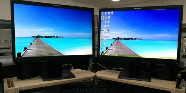 如何把主机和显示器连在一起