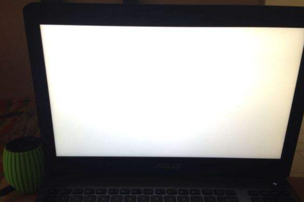 电脑主机不开显示屏白屏