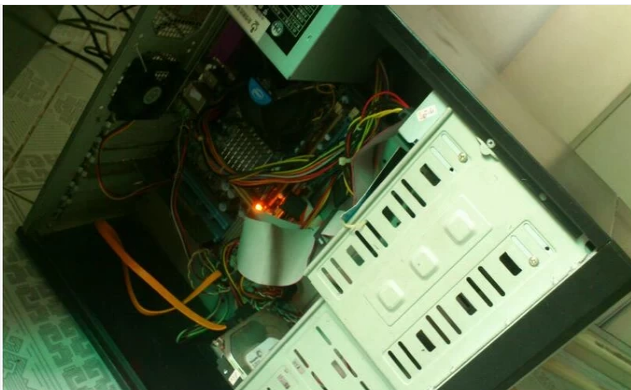 不连接主机显示器灯也闪