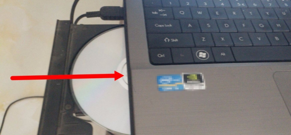 怎么在电脑放光盘没用主机的