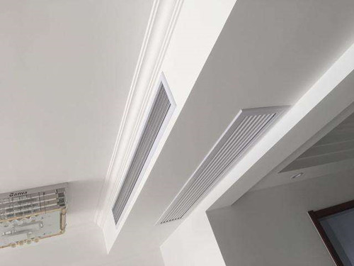 中央空调的孔要打在主机向下多少