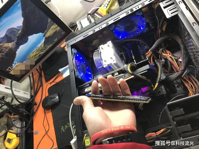 不连接主机显示器亮吗